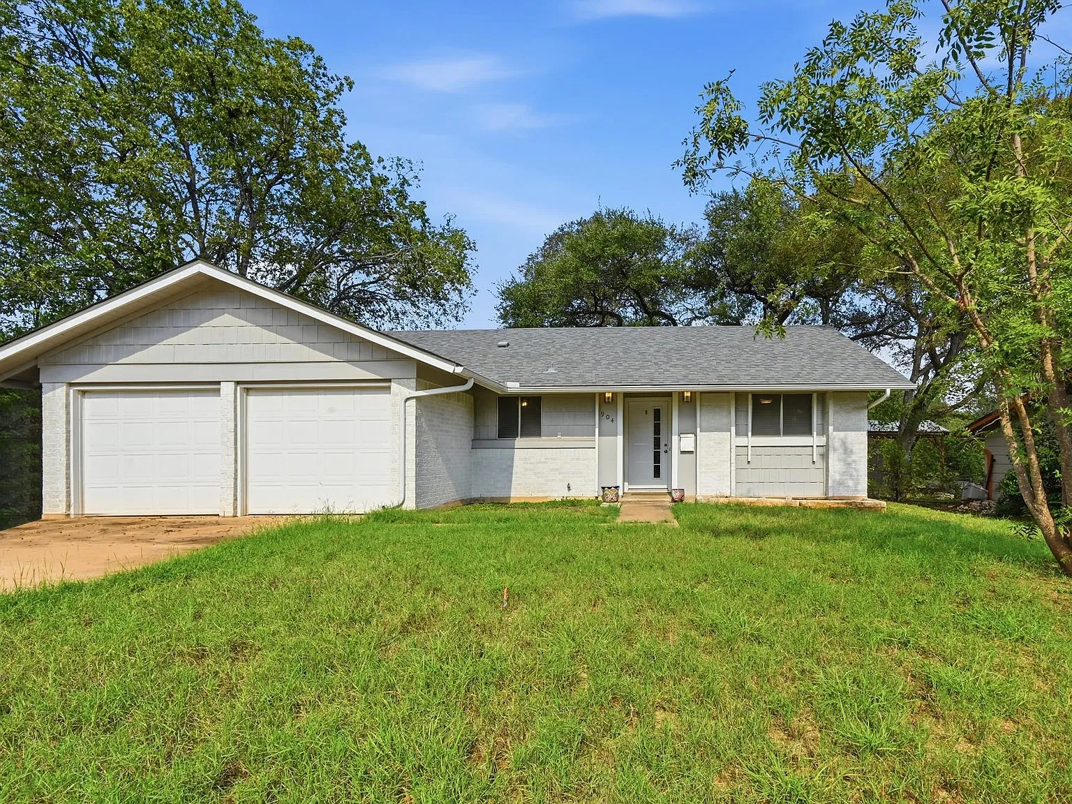 3 bed, 2.0 bath, 1062 sqft, $2,400 — Photo 2