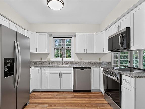 2nd image of 3208 Pineridge Dr