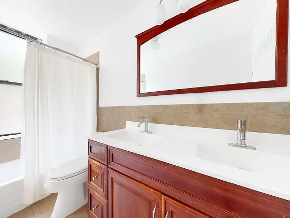 2nd image of 910 Park Pl APT 2B