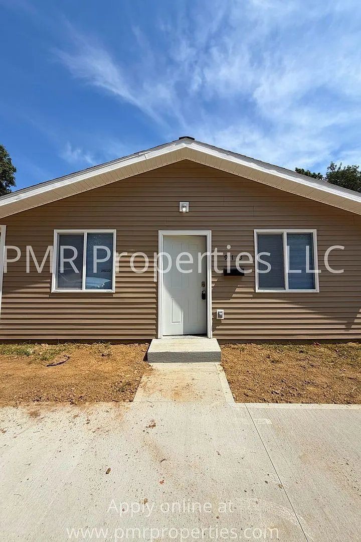3 Bedrooms / 2 Bathrooms House — Photo 1