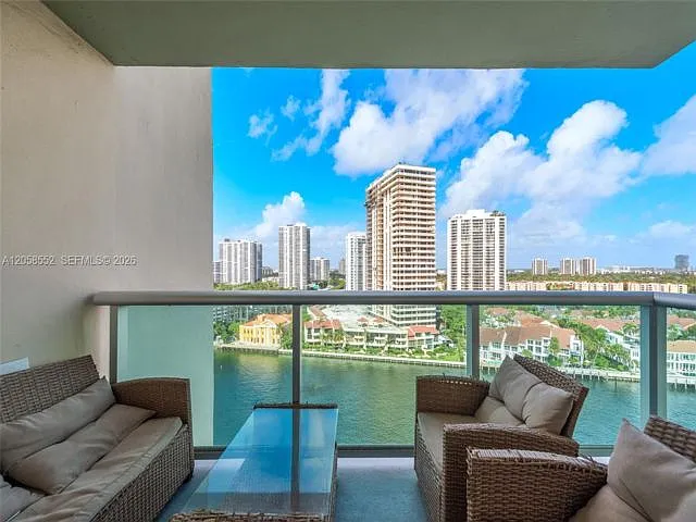 2 bed, 1.5 bath, $3,200 — Photo 3