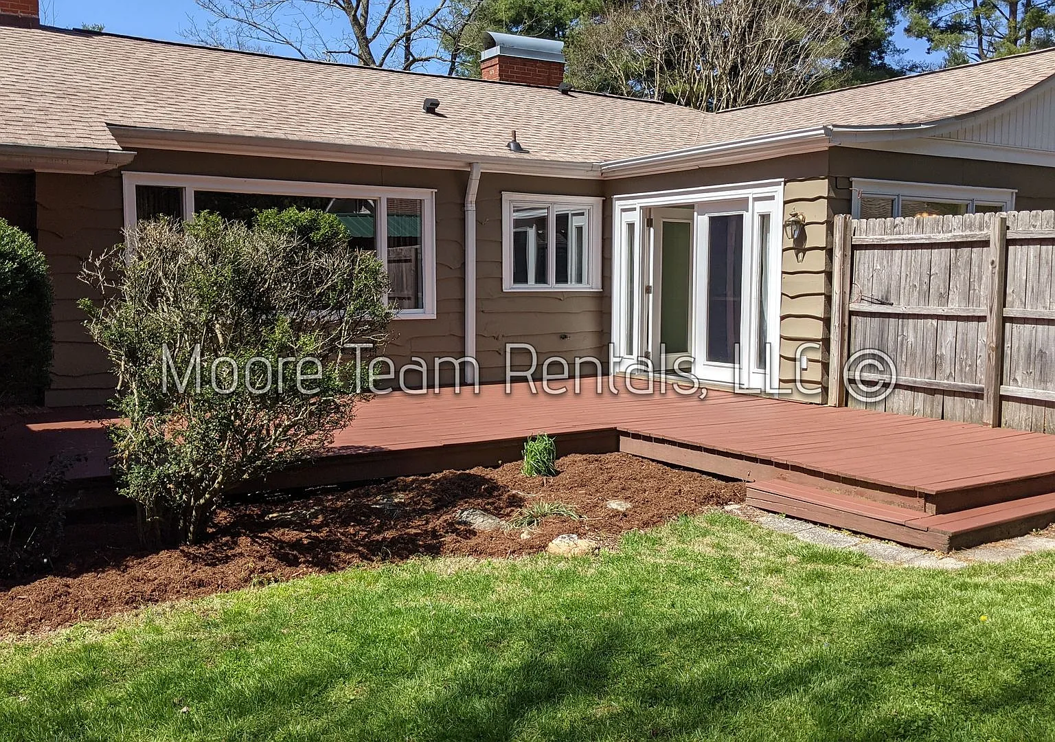 Spacious House - Private Wooded Setting — Photo 3