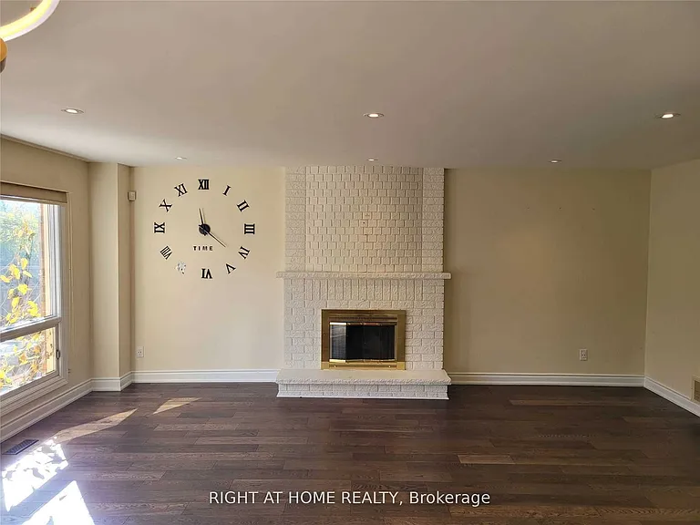 1080 Glenashton Dr #UPPER — Photo 11