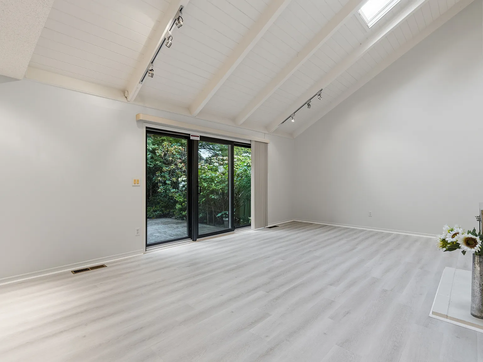 9 Britten Court - 1 — Photo 4