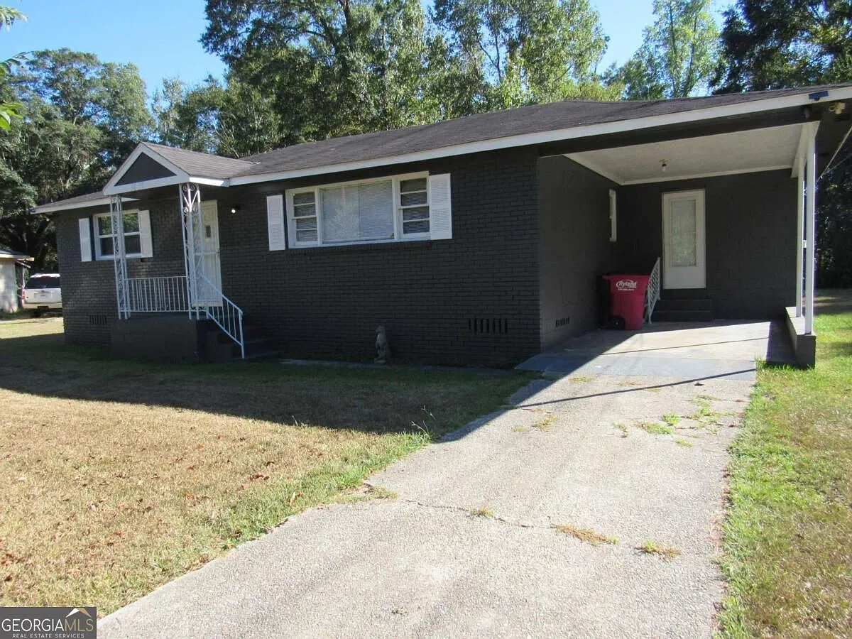 3 bed, 1.0 bath, 1152 sqft, $1,200 — Photo 4