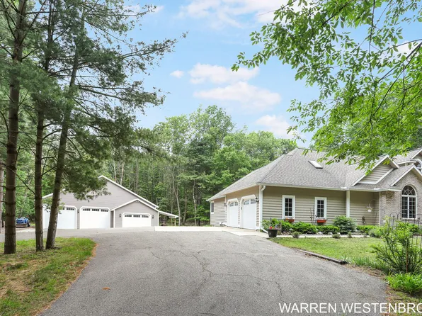 17462 Pine Bluff Ct, Grand Haven, MI 49417