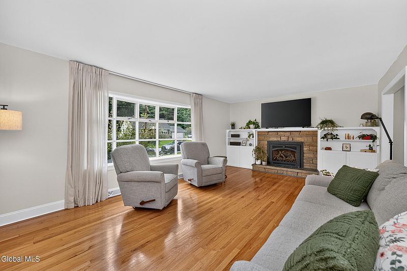 5th image of 1042 Manas Drive