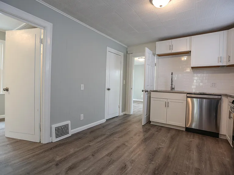 146 Benton St — Photo 6