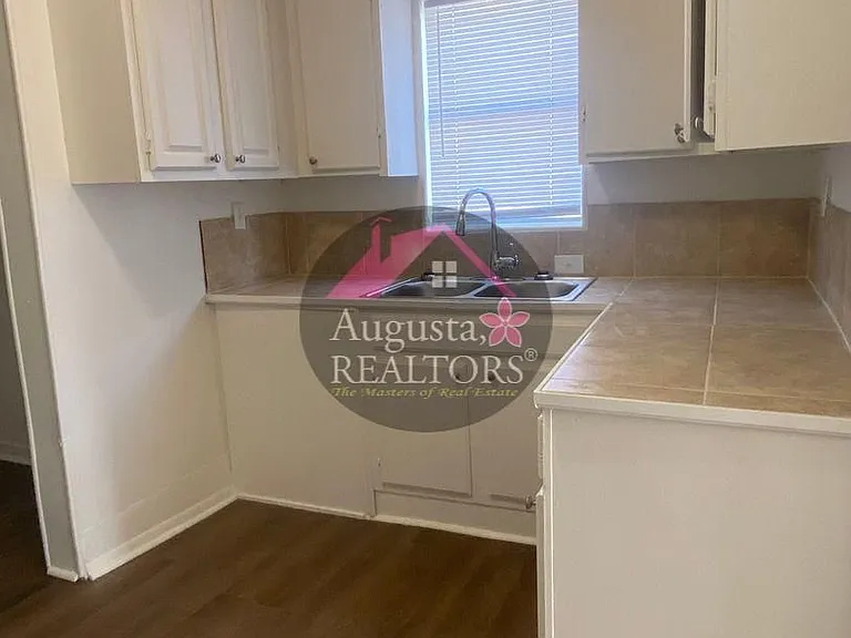 726 Ross Ave — Photo 3