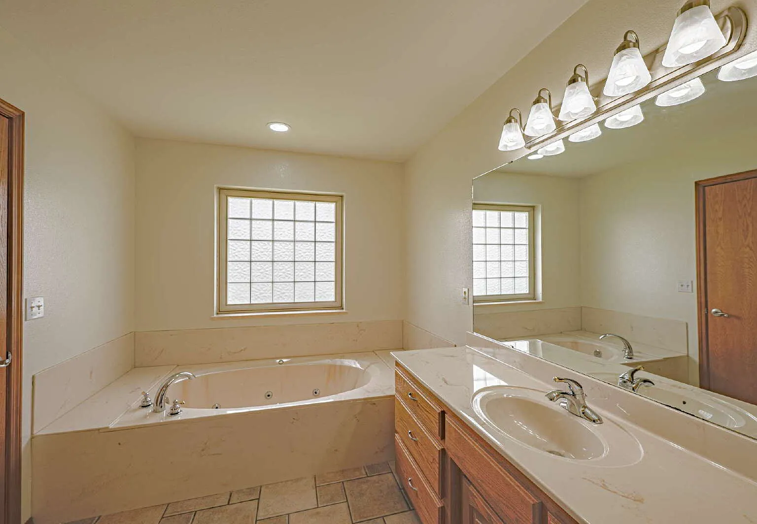 3 bed, 2.0 bath, 1680 sqft, $1,800 — Photo 4
