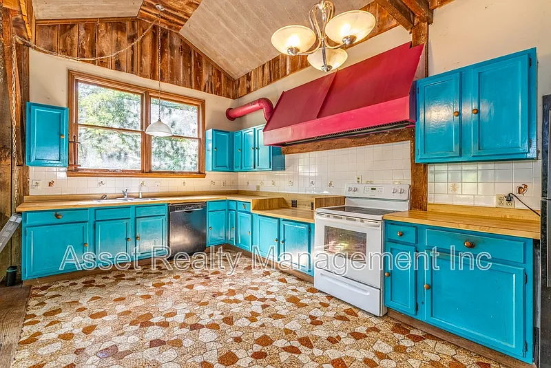 2 bed, 1.0 bath, 2200 sqft, $1,495 — Photo 3