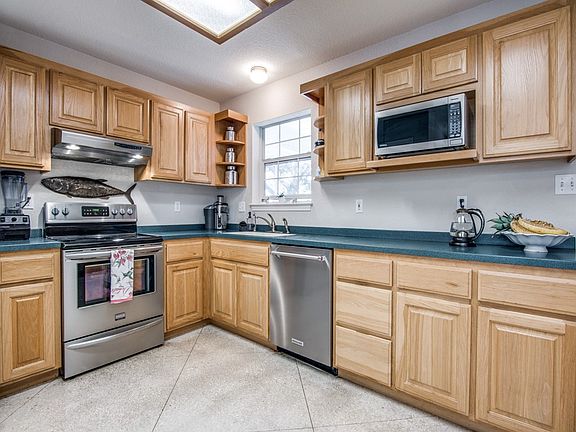 3rd image of 225 Skyview Dr