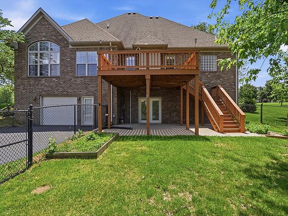 5th image of 221 Trellis St