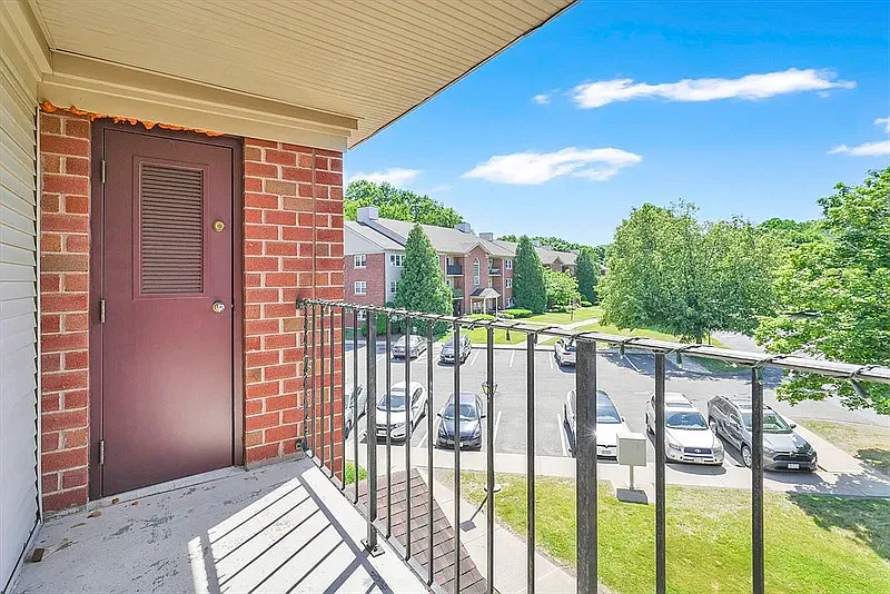 2 bed, 2.0 bath, 915 sqft, $1,670 — Photo 3