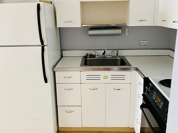 2nd image of 1460 Sandburg St #1506