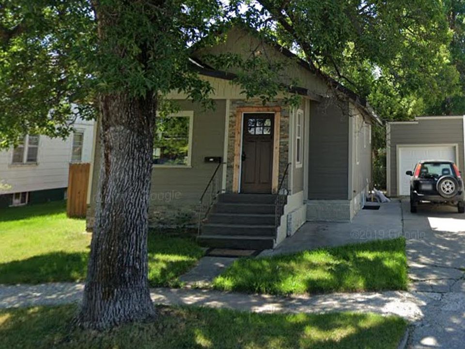Cute duplex house in a great location.