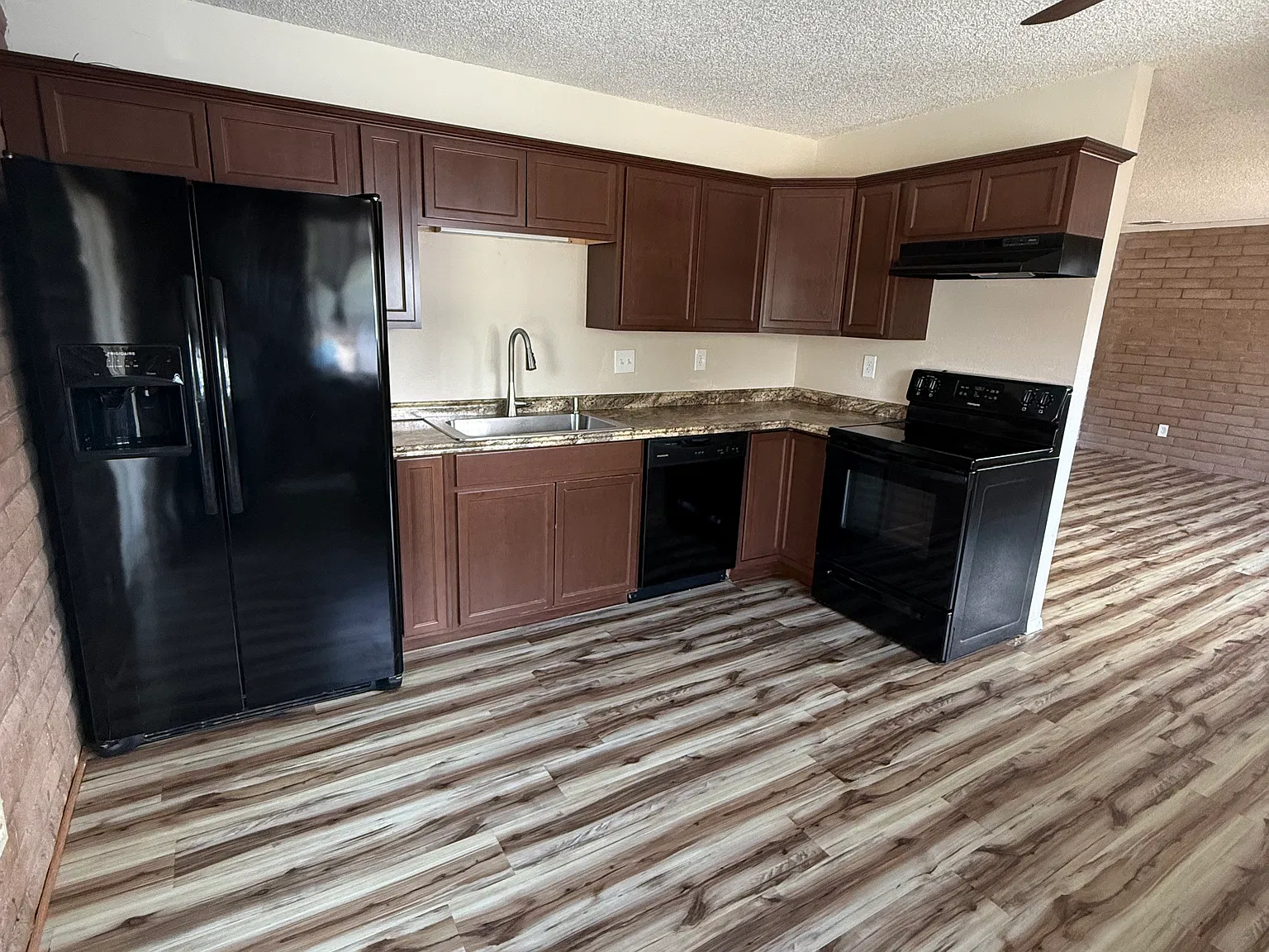 3 bed, 1098 sqft, $1,900 — Photo 3