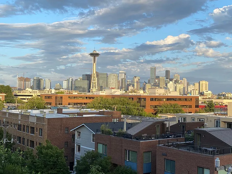 400 W Roy St #401 — Photo 16