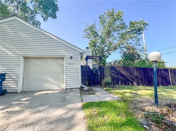 8605 Holly Ln, Urbandale, IA 50322