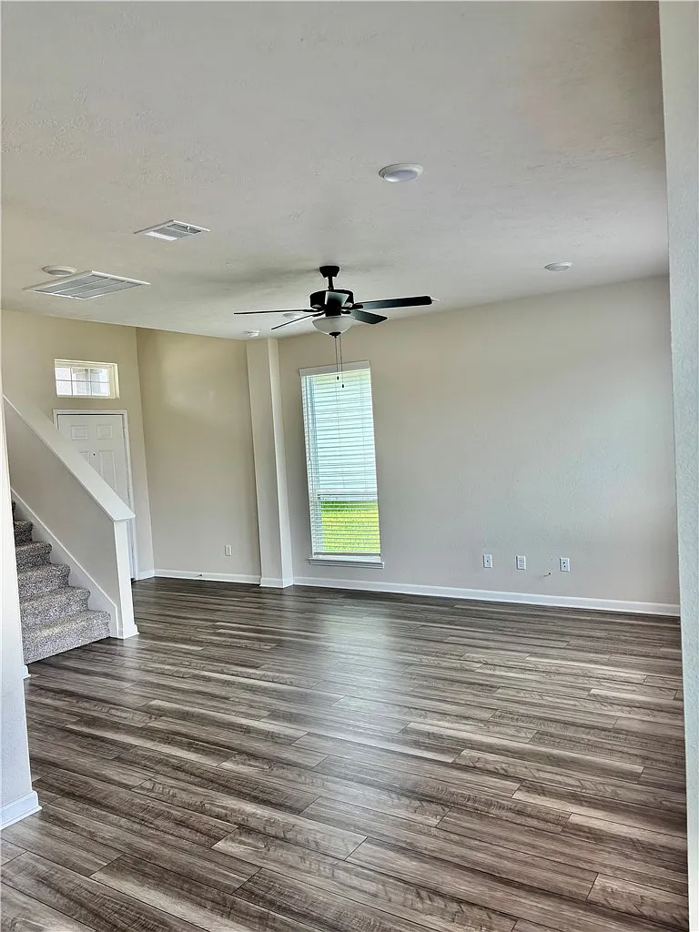 3 bed, 2.5 bath, 1652 sqft, $2,200 — Photo 4