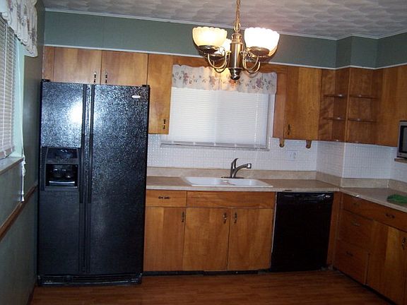 4th image of 718 Hillsdale Dr