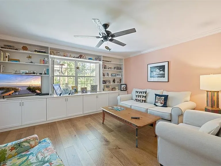 587 Parkwood Ln — Photo 3