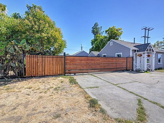 4th image of 2820 Fruitridge Rd