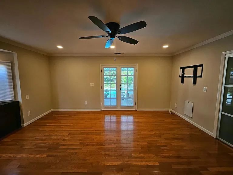 906 N Parish Pl — Photo 15
