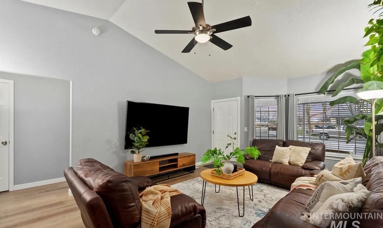 2048 NW 9th Pl — Photo 2