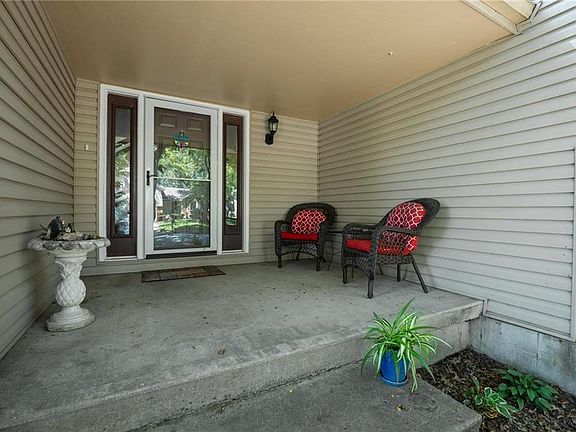 3rd image of 8607 Linda Ln