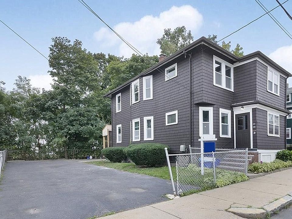 Beautiful and cozy 2 families house with large driveway