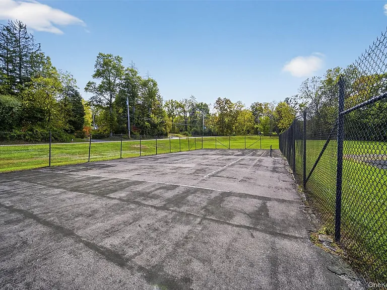 4 White Gate Rd #K — Photo 33