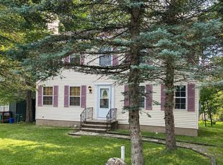 1090 Country Place Dr, Tobyhanna, PA 18466