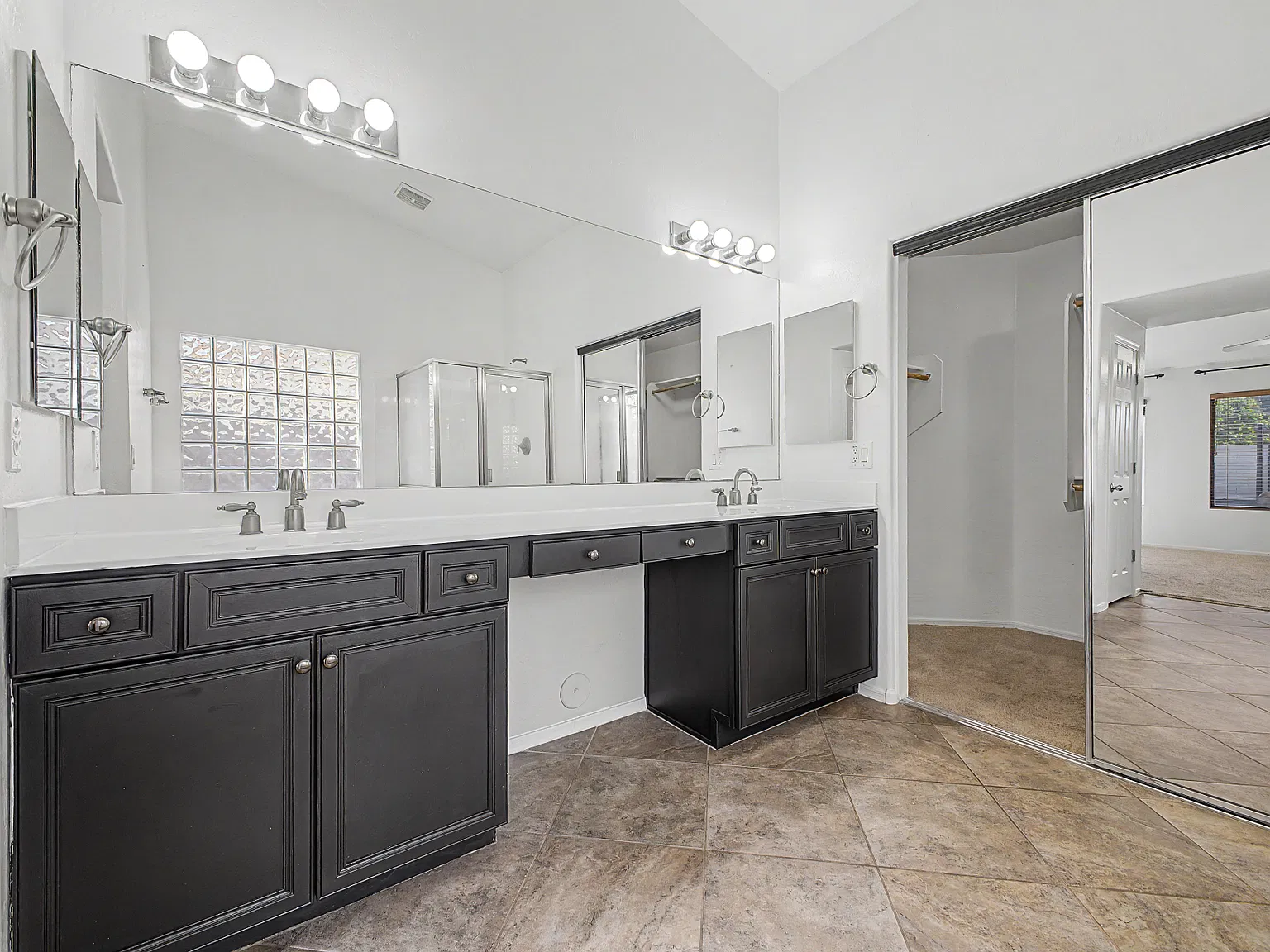 3 bed, 1977 sqft, $2,800 — Photo 4