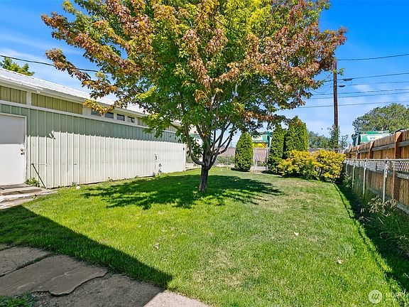 3rd image of 604 N Pacific Street