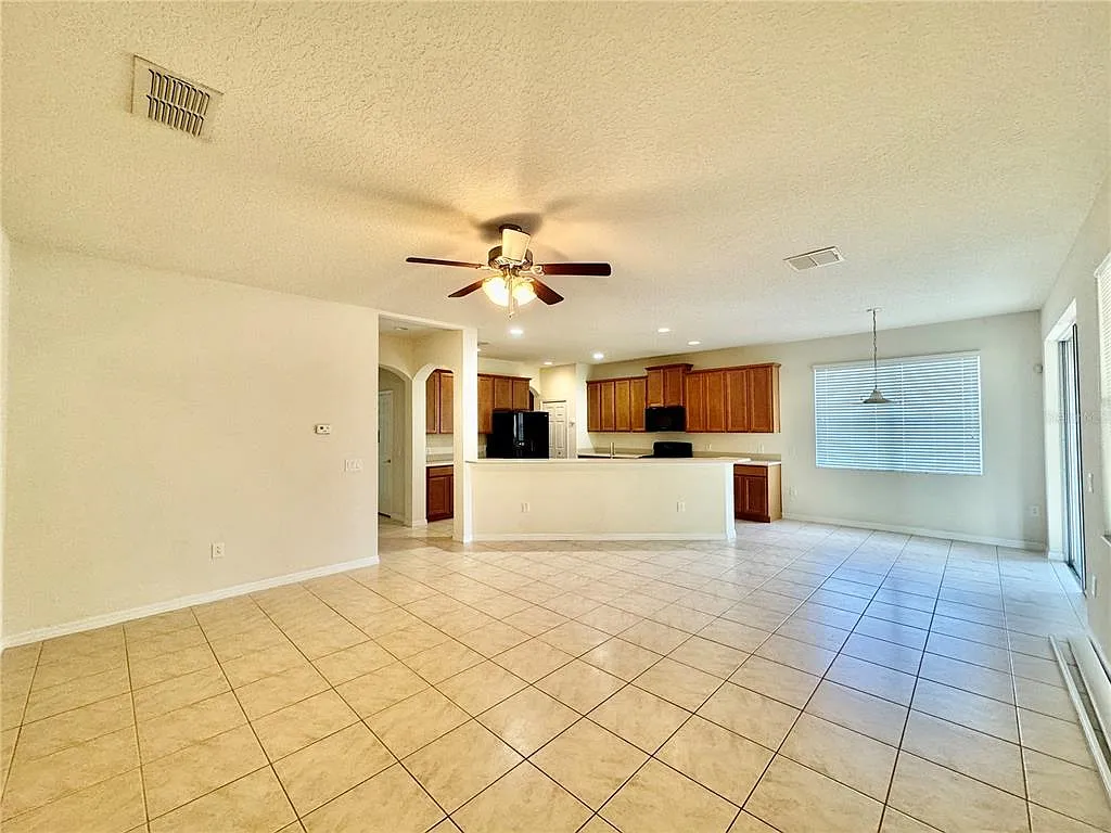 4 bed, 2.5 bath, 2871 sqft, $3,100 — Photo 2