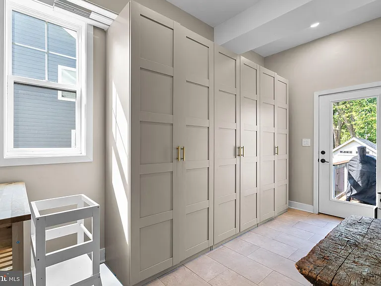 2854 Fairmont St — Photo 14