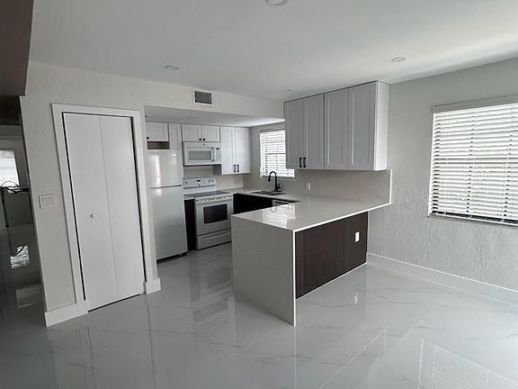 5th image of 825 NW 33rd Ave