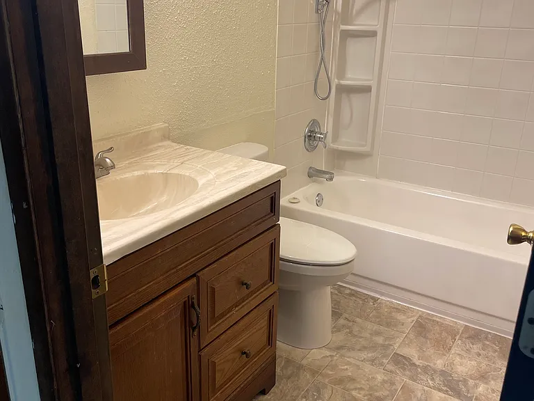 301 NW Cary St #301 — Photo 12