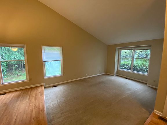 4th image of 10 Clover Dr