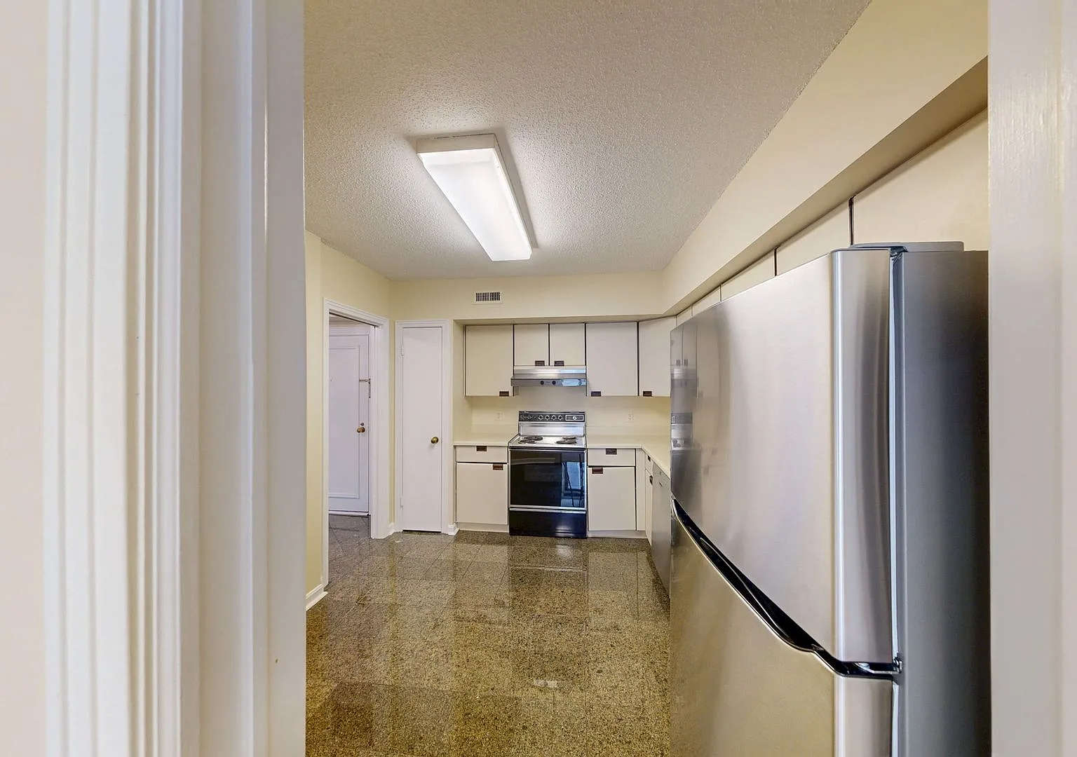 Nice One Bed + One Bath in Luxury Secure Doorman Bldg — Photo 3