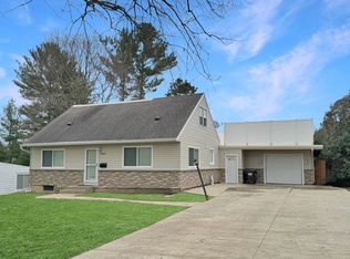 1103 S Stewart Ave, Freeport, IL 61032