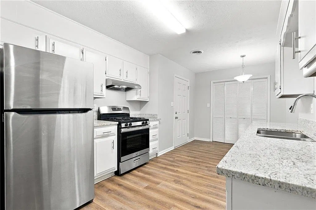 3 bed, 2.0 bath, 1346 sqft, $1,730 — Photo 4