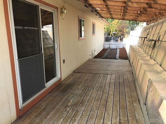 4th image of 815 NE Hillside Way