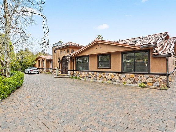 4th image of 5932 Woodlake Ave