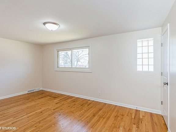 5th image of 907 E 160th Pl