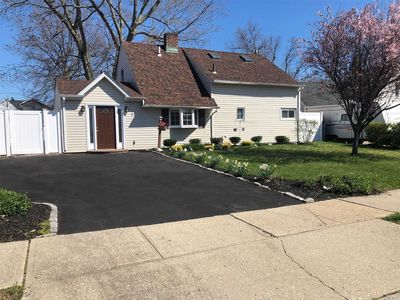 7 Grassy Ln, Levittown, NY, 11756