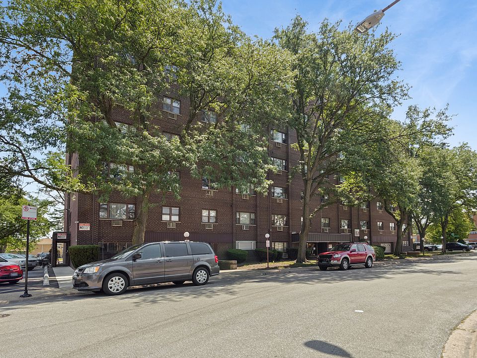 1st image of 4600 N Cumberland Ave Unit 205