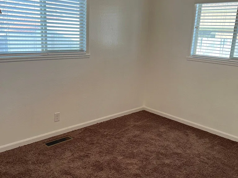 880 Tyler Way — Photo 11