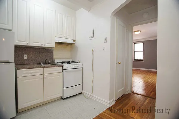 Rented by Norman Raindel, LREB | media 5